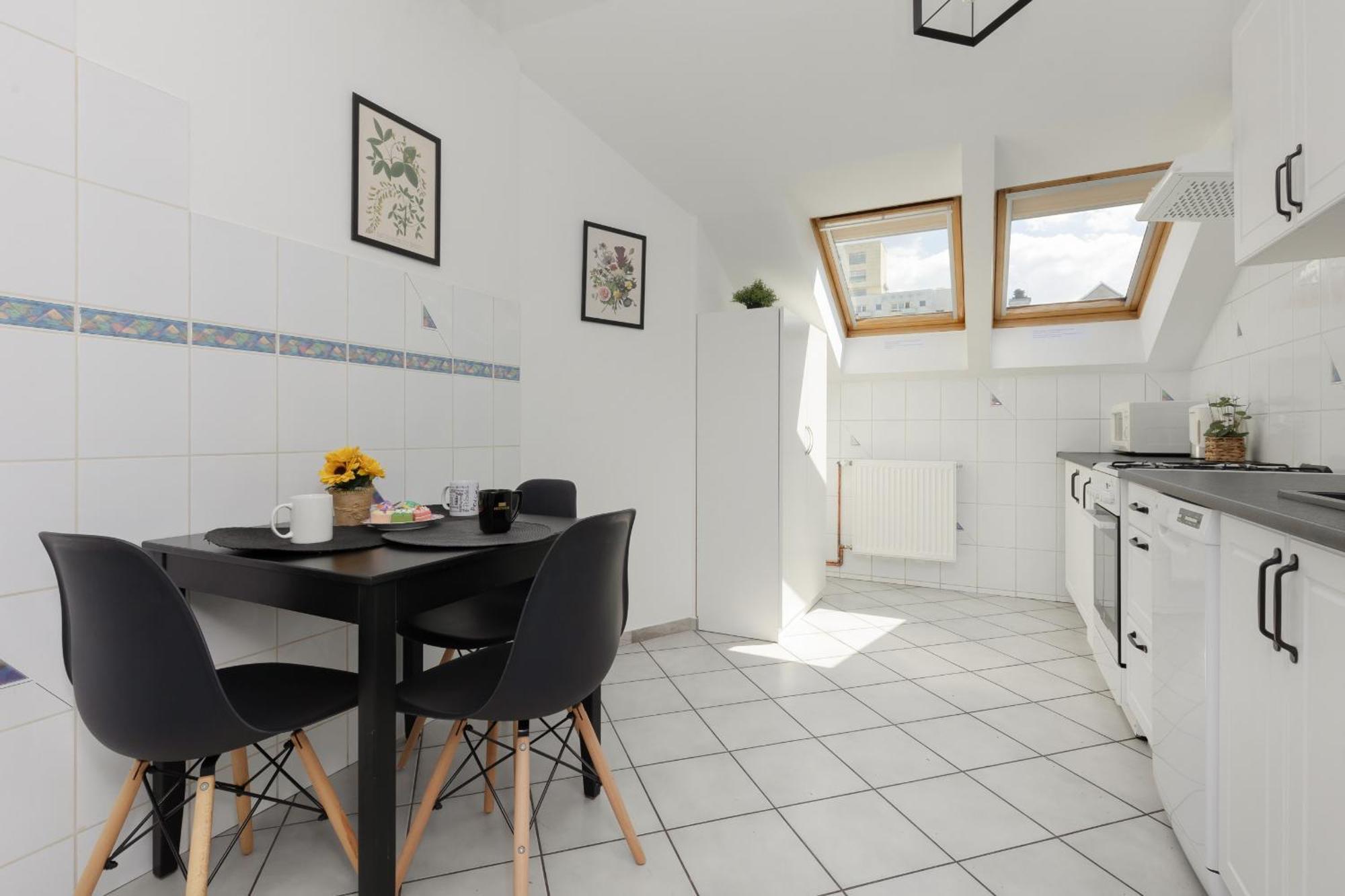 Apartament Family In With 3 Bedrooms & Ac Near Metro Stoklosy By Renters Warszawa