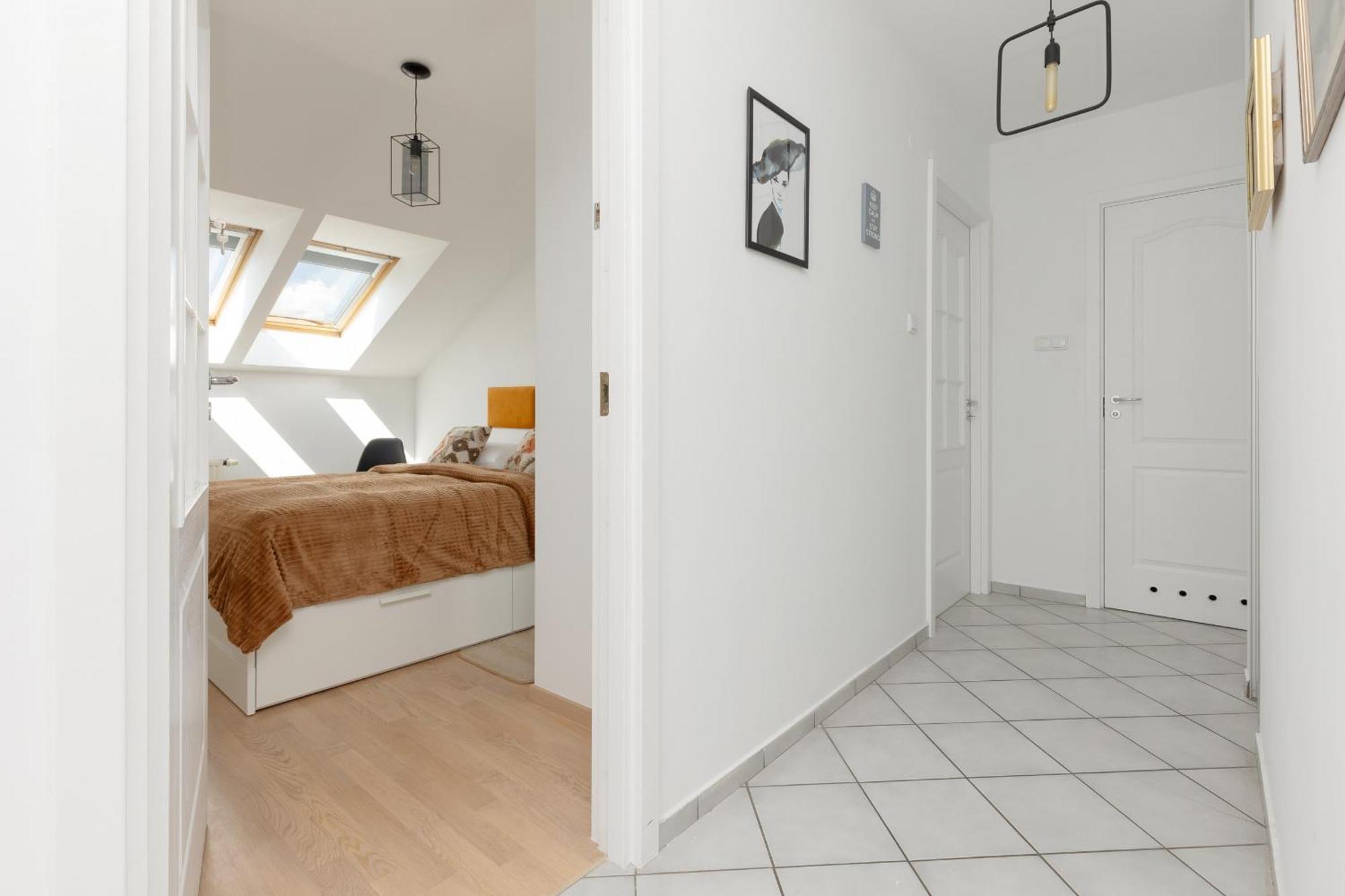 Family In With 3 Bedrooms & Ac Near Metro Stoklosy By Renters Apartament